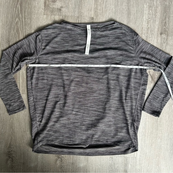 Lululemon Back in Action Long Sleeve Shirt
Wee Are From Space Dark Carbon size 4 - Picture 6 of 7